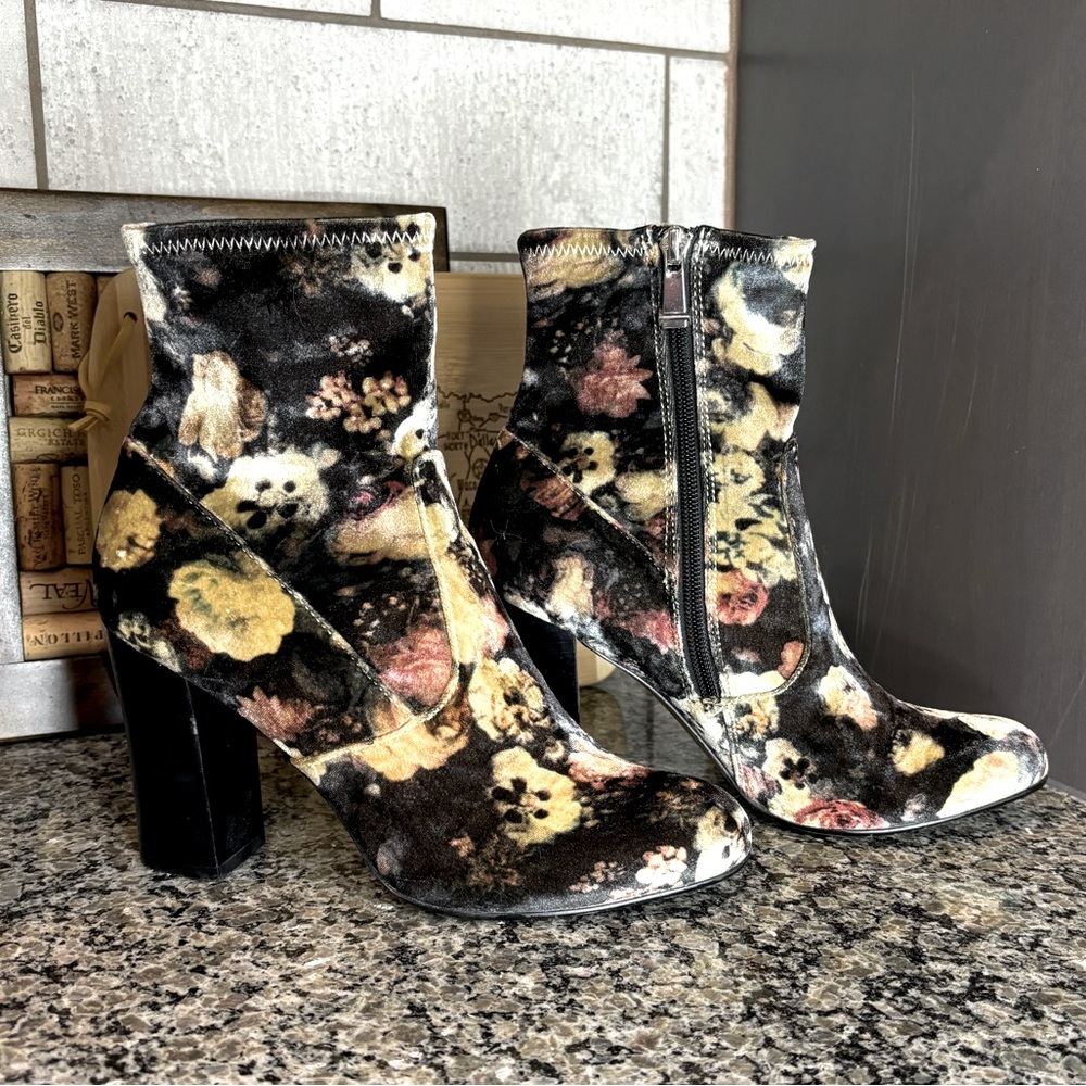 Report Liria Velvet Floral Block Heel Booties Size 8